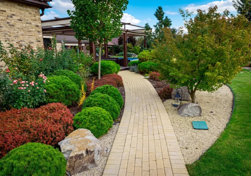 front-yard-landscape-design-with-multicolored (1)